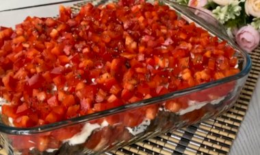 Простой, но очень вкусный салат с курицей и грибами