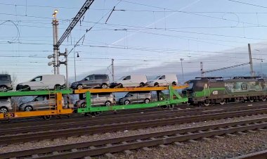 Новые Фольксвагены едут с завода, Электровоз Вектрон с вагонами автовозами и холодным электровозом в составе поезда