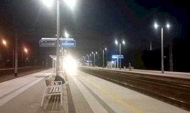 Локомотив Сименс Вектрон на высокой скорости с пассажирским поездом