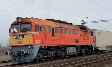 Вой турбины, Тепловоз М62 с контейнерным поездом отправляется со станции