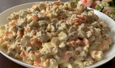 Покоряет сразу!!! Очень вкусный салат с грибами.