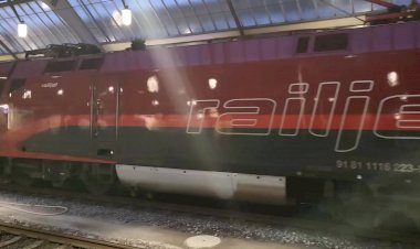 "Поющий" электровоз Таурус ЕвроСпринтер отправляется с поездом из Цюриха