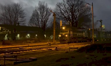 Отправление со станции Тепловоза М62 ST44-1261 с крытыми вагонами