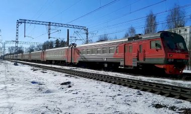 Встречные пригородные электропоезда ЭД4М-0358 и ЭД4М-0332