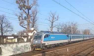 Электровоз Таурус мчит на скорости с поездом Варшава-Прага