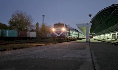 Кишинёв, тепловоз ТЭ33АС-3007 отправляется с вокзала с пассажирским поездом