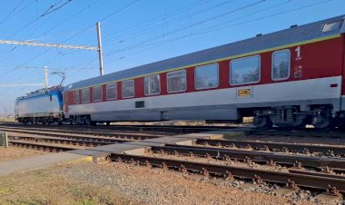 Встречные пассажирские поезда на высокой скорости