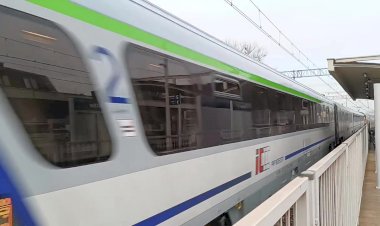 Электровоз EP09-46 с пассажирским поездом и классным машинистом