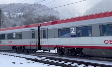 Электровоз Таурус с поездом Фельдкирх-Вена