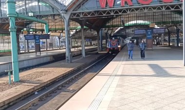 Тепловоз маневровый SM42-290 перегоняет вагоны с вокзала в депо