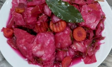 Маринованная капуста со свеклой и зеленью