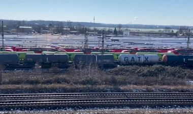 Встречные грузовые поезда