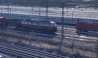 Локомотив ТЭ109 со сборным грузовым составом