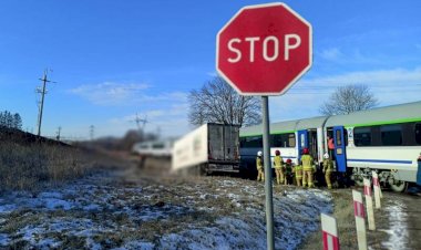 Польша. Грузовик въехал под поезд PKP Intercity