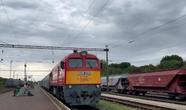 Тепловоз М62 628 235 Маневровым порядком и с вагонником сзади.