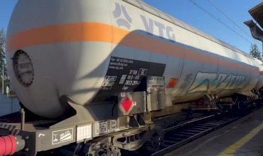 Перевозка сжиженного газа, локомотив Бомбардье с составом цистерн для перевозки газа