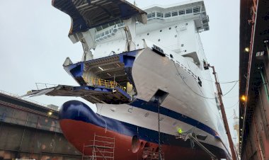 Огромнеший паром в сухом доке