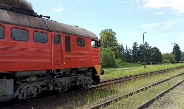 Занка-Ковескаль, Тепловоз М62-187 стартует со станции с туристическим поездом