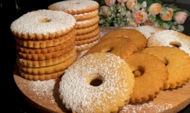 Вкусный рецепт печенья, которое тает во рту, очень рассыпчатое, идеально подходит к чаю или кофе.