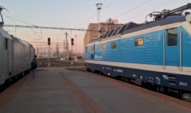 Шкода 151 007-2 прицепляется к пассажирскому поезду