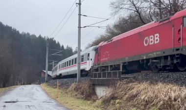 "Сава" Поезд Любляна - Загреб под электровозом Таурус ÖBB 1216 143-8
