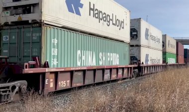 Железные дороги Канады, локомотив SD70 с грузовым поездом