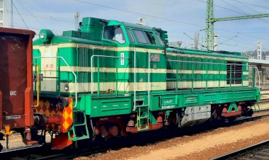 Стиляга, Венгерский тепловоз M40,219 с двумя полувагонами