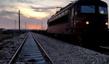 Чебурашка ЧС2 с платформами гружёнными сталью