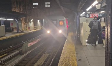 Брайтон Бич, наземное метро Нью-Йорка прибытие поезда