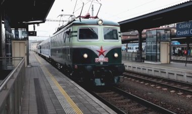 Красная звезда на лбу, локомотив Шкода, тип ЧС1 с ретро поездом