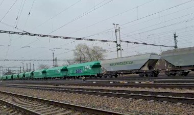 Локомотив шкода Ламинатка с вагонами хопперами