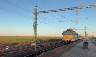 Пассажирский поезд Бихарпищок-Бишопладаны