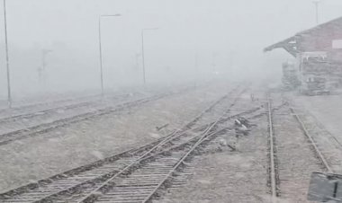 Снежный шторм на железной дороге и прибывающий рельсовый автобус