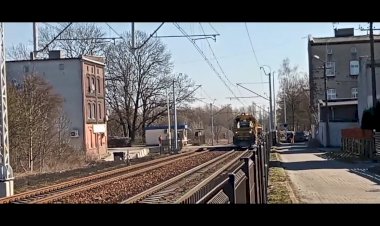 Спецтехника на железной дороге, следуют по удалению в одном направлении