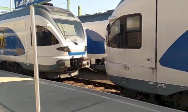 Нежный поцелуй электропоездов