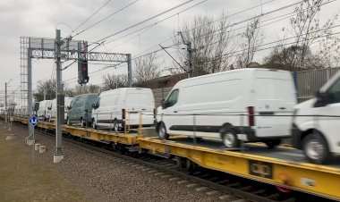 Новые РЕНО везут с завода, перевозка машин по железной дороге