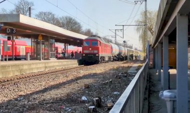 Тепловоз ТЭ109 232 567 с цистернами для перевозки сжиженного газа