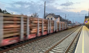 Локомотив Таурус 1116.182 с товарным поездом