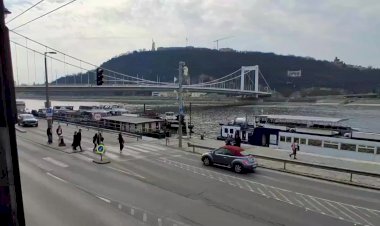 Поездка на трамвае вдоль набережной Дуная в Будапеште