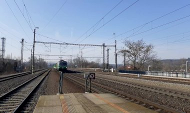 Перевозка леса по железной дороге, Локомотив Vectron 193.692 с грузовым поездом, груженным лесом, в направлении Прага-Либень