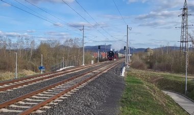 Паровоз с локомотивом поддержки и ретро поездом едут в Усти-Дечин