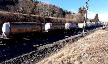 Платформа Рудольфсбан, локомотив Сименс Вектрон с грузовым поездом