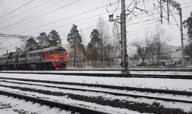 Из Смоленска, Локомотив 2М62У-1041 с платформами для перевозки контейнеров на БМО