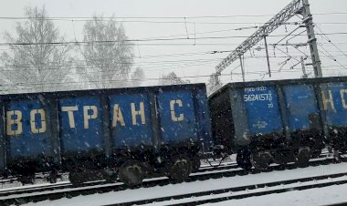 Апрельский снегопад, ВЛ10У-545 с оглушающим гудком и грузовым поездом