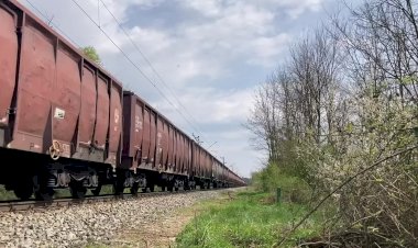 Локомотивы Шкода ЧС2 с полувагонами