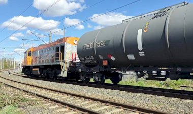 Маневровый локомотив ТЭМ2-227 с цистернами для бензина