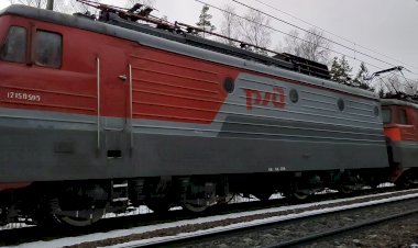 Электровоз ВЛ11-030А/37 с Приветливой локомотивной бригадой, следует резервом