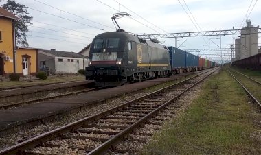 Электровоз Таурус 182-533 с Турецким интермодальным поездом