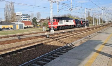 Тепловоз M62-1684 перегоняет холодный электровоз 111Ed-102 Pesa Gama