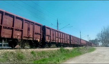 "Костинброд" Электровозы Шкода ЧС2 с полувагонами и локомотивом толкачом сзади